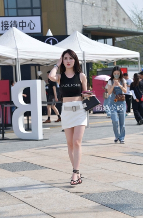 搭讪白皙美腿女神