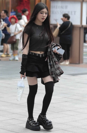 街拍黑丝妹子