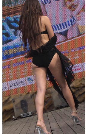 黑色泳装气质女孩