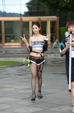 裹胸背心大长腿黑丝美女