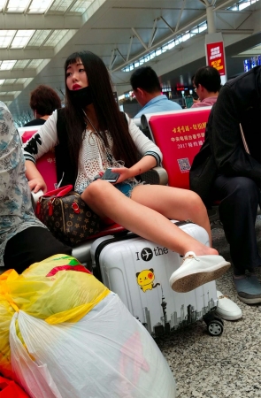 高铁站很性感的女子