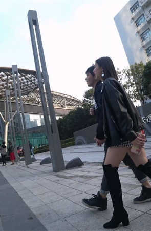 皮衣短裙美腿气质小姐姐