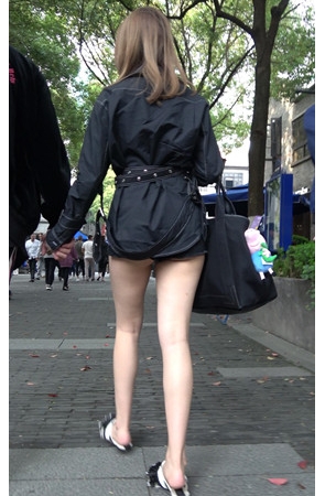 漂亮的短裤月牙美女