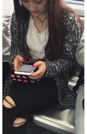 地铁上遇见玉足漂亮的美眉