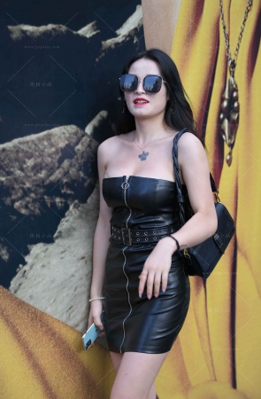 性感抹胸皮裙美女