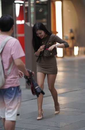 长发包臀裙美女