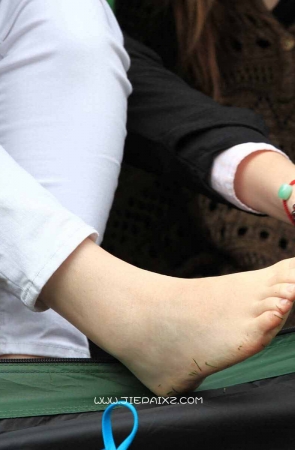 街拍美女姐姐白净的脚丫