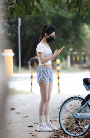 辉辉街拍作品 大学城半日游遇见骑单车的女学生