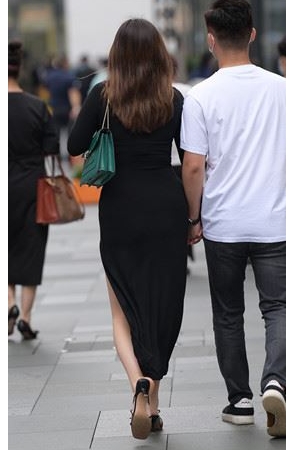 丰满的黑色长裙美女(58P)