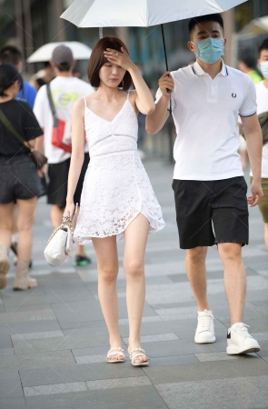 街拍吊带白裙女朋友