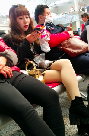 高铁站候车的超短裙肉色丝袜漂亮可爱美女