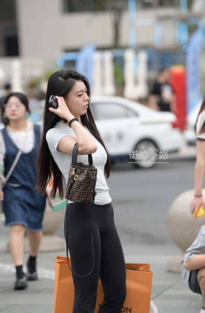 街拍黑长裤好身材小姐姐