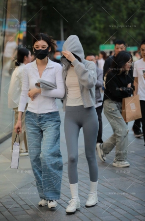 瑜伽裤美眉跟闺蜜 [17P]