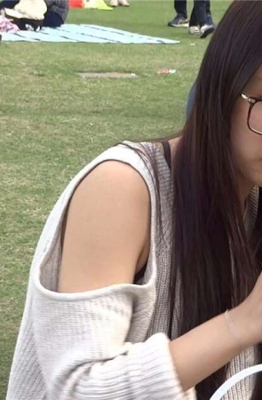 草地上的街拍短裙黑丝妹子 [343 MB/MP4]