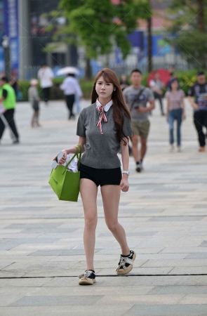 白皙美腿热裤小姐姐