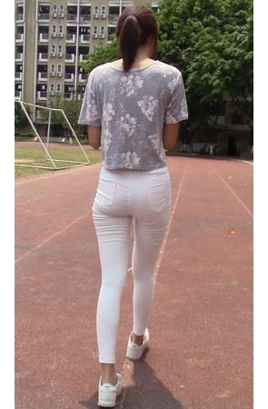 模拍漂亮的清纯白裤美女