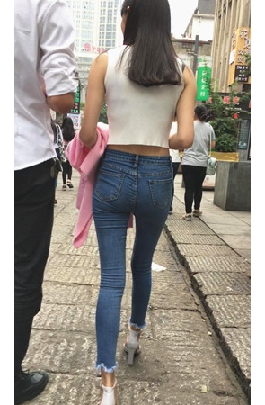 露腰紧身牛仔裤美女