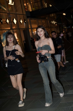 夜拍低胸衣牛仔裤美女