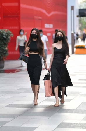 街拍黑色长裙姐妹逛街