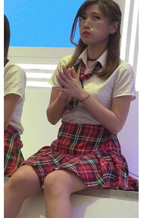 戴眼镜的可爱小姐姐