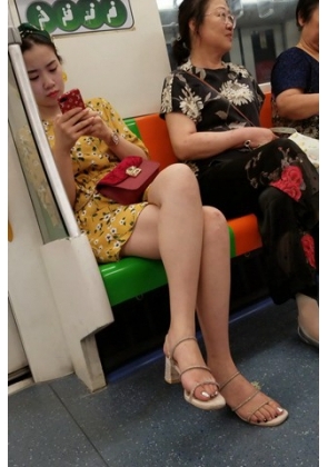 4K – 好甜美的小姐姐依靠在车厢里玩手机 [816 MB/MP4]