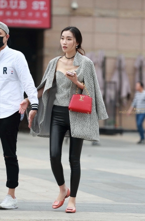 紧身裤，平底鞋