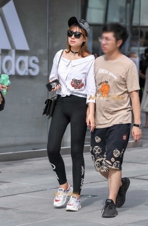 紧身黑裤戴帽美女