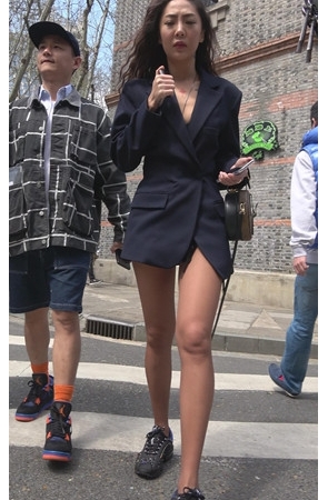 有纹身的黑丝小姐姐[1.44G/MP4]