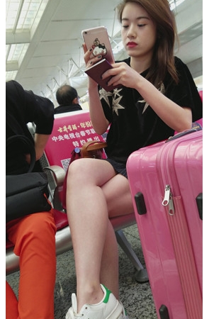 漂亮的裸腿妹子