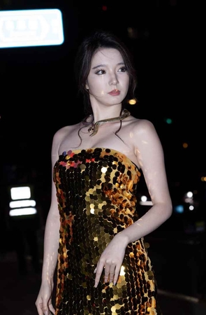 金色战袍白皙小姐姐 [174P-1.31GB]