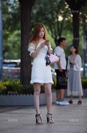 街拍白裙高跟美女