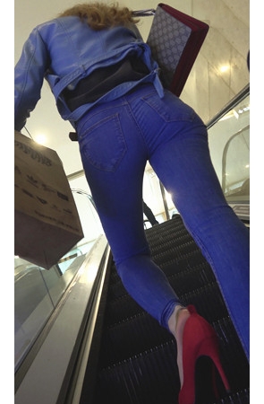 街拍国外牛仔紧身美女