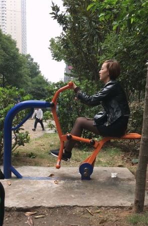 黑色丝袜皮短裙短发美眉