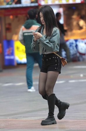 街拍黑丝少妇