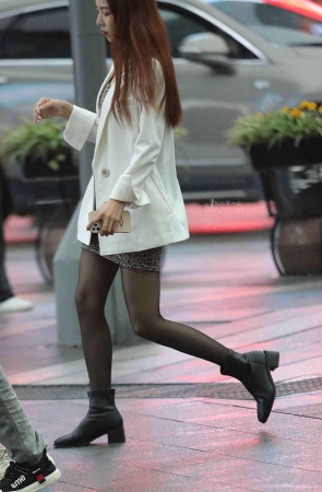 诱惑黑 丝短裙妹子