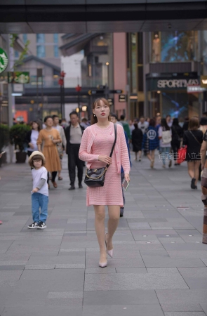 街拍粉色裙套装高跟美姐