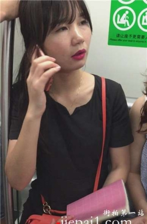 地铁上拍摄红唇性感OL制服美眉