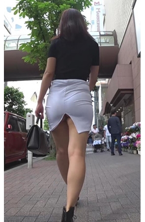 白色包屯开叉裙美眉