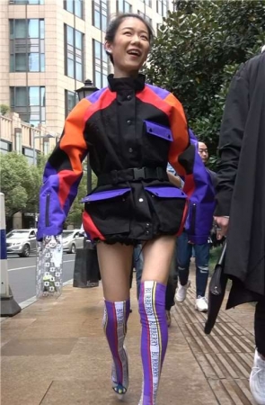 4K – 穿衣打扮有点另类的高跟街拍美女 [1.23 GB/MP4]