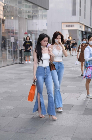 街拍喇叭牛仔裤姐妹