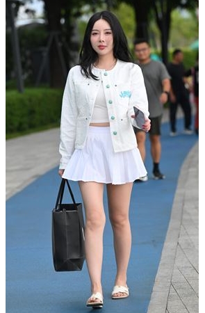 白色短裙美女(68P)