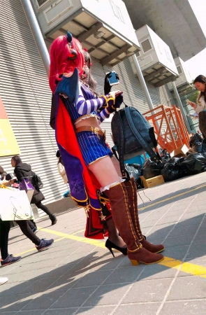 玩cosplay的街拍黑丝美腿少女