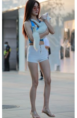 白色热裤美女【套图+视频】