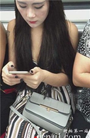 事业线超低的复古风长裙妹子，脸上的粉抹得有点多哦。