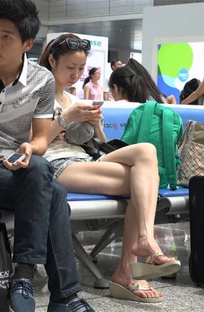 一看就是性感少妇精心装扮的骨感艳足