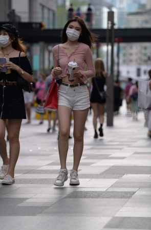 街拍白短热裤气质小姐姐