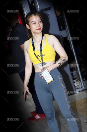 黄色运动小背心灰色紧身运动裤