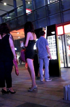 街拍好身材吊带漏肩美女