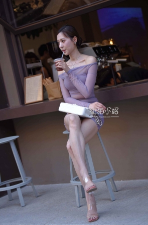 身材高挑的淡紫色短裙美女