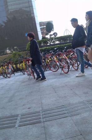 等待过马路的美腿美女